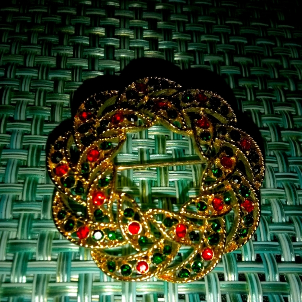 A red & green Gem Stone  Brouch